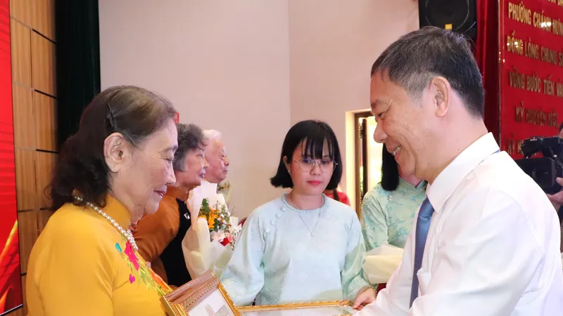 Trưởng Ban Tuyên giáo và Dân vận Thành ủy TPHCM Dương Anh Đức trao Huy hiệu 60 năm tuổi Đảng đến đảng viên