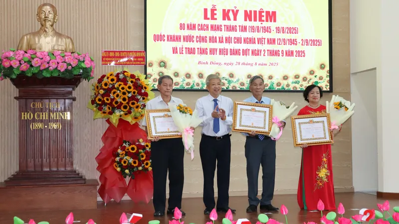 Bí thư Đảng ủy phường Bình Đông Võ Thành Khả trao Huy hiệu Đảng đến các đảng viên