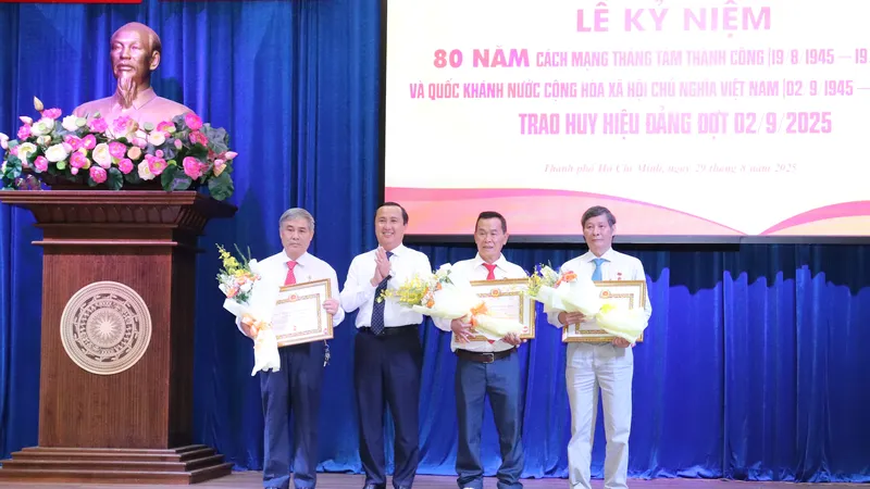 Phó Trưởng Ban Tuyên giáo và Dân vận Thành ủy TPHCM Lê Hoàng Hải chúc mừng các đảng viên nhận Huy hiệu Đảng đợt 2-9