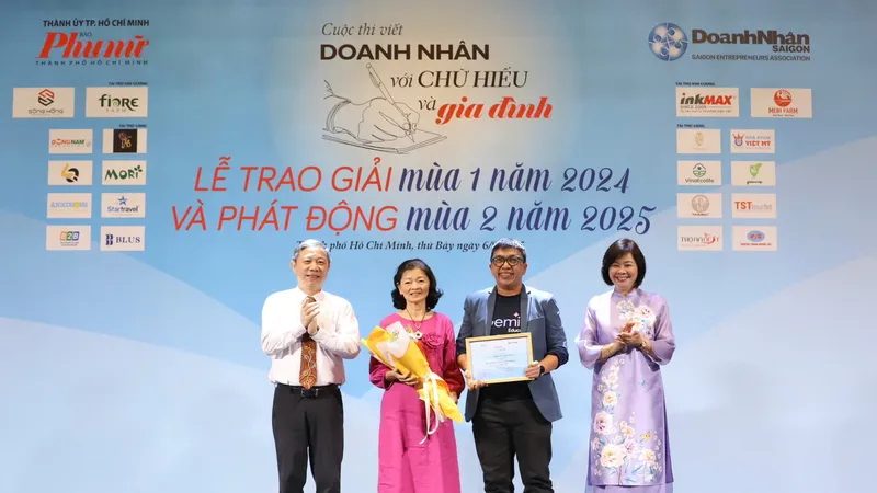 Trưởng Ban Tuyên giáo và Dân vận Thành ủy TPHCM Dương Anh Đức trao giải thưởng của cuộc thi