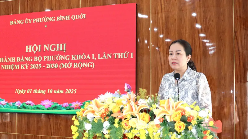 Bí thư Đảng ủy, Chủ tịch HĐND phường Bình Quới Đỗ Thị Minh Quân phát biểu tại hội nghị