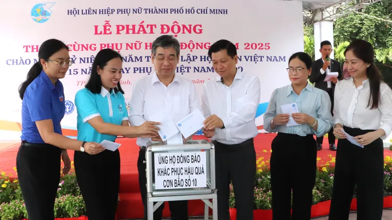 Phó Bí thư Thành ủy, Chủ tịch Ủy ban MTTQ Việt Nam TPHCM Nguyễn Phước Lộc và các đại biểu ủng hộ đồng bào ảnh hưởng bão lũ