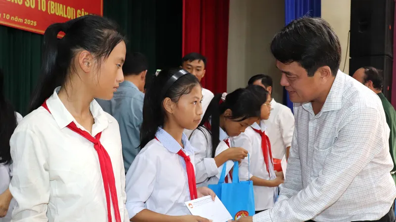 Đồng chí Bùi Thanh Nhân trao quà đến học sinh bị ảnh hưởng bởi bão số 10 tại tỉnh Hà Tĩnh