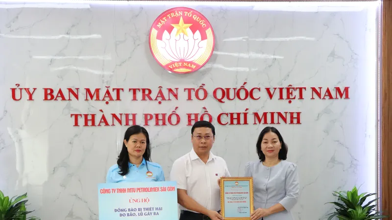 Phó Chủ tịch Thường trực Ủy ban MTTQ Việt Nam TPHCM Trương Thị Bích Hạnh tiếp nhận hỗ trợ từ Công ty TNHH MTV Petrolimex Sài Gòn 