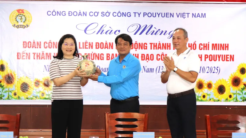 Đồng chí Bùi Thanh Nhân tặng quà chúc mừng đến Ban Giám đốc và công đoàn Công ty TNHH Pouyuen Việt Nam nhân ngày doanh nhân Việt Nam