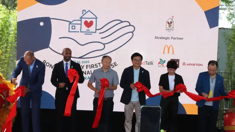 Cắt băng khánh thành Ngôi nhà Chung Ronald McDonald House