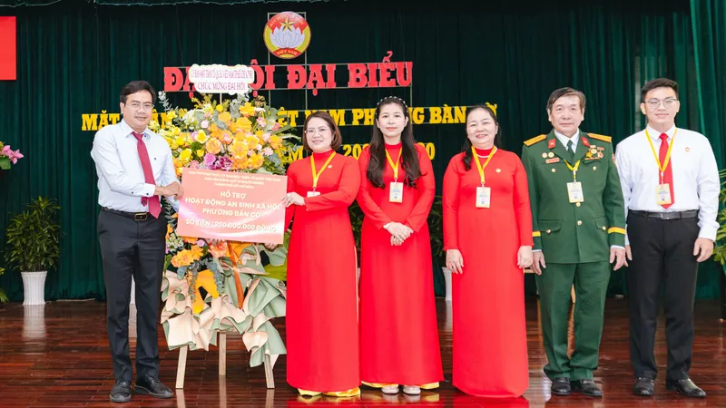 Đồng chí Thạch Nghi Xuân trao hỗ trợ hoạt động an sinh xã hội đến phường Bàn Cờ