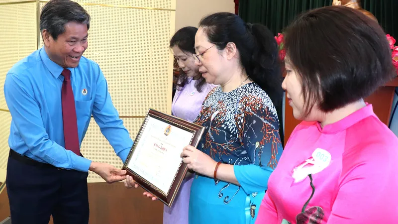 Phó Chủ tịch Tổng LĐLĐ Việt Nam Huỳnh Thanh Xuân tuyên dương gương điển hình phong trào thi đua “Giỏi việc nước, đảm việc nhà” tại TPHCM