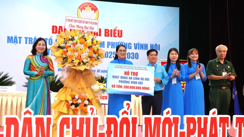Đồng chí Trương Thị Bích Hạnh trao tặng hoa và trao hỗ trợ hoạt động an sinh xã hội đến phường Vĩnh Hội
