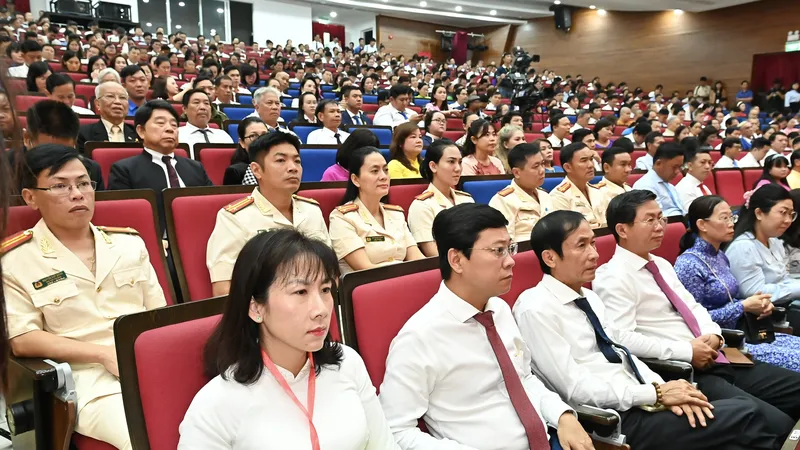 Các đại biểu tham dự Đại hội Thi đua yêu nước TPHCM lần thứ I. Ảnh VIỆT DŨNG