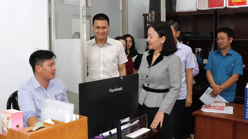 Đồng chí Trương Thị Bích Hạnh và tổ công tác số 15 khảo sát thực tế tại phường Vĩnh Hội
