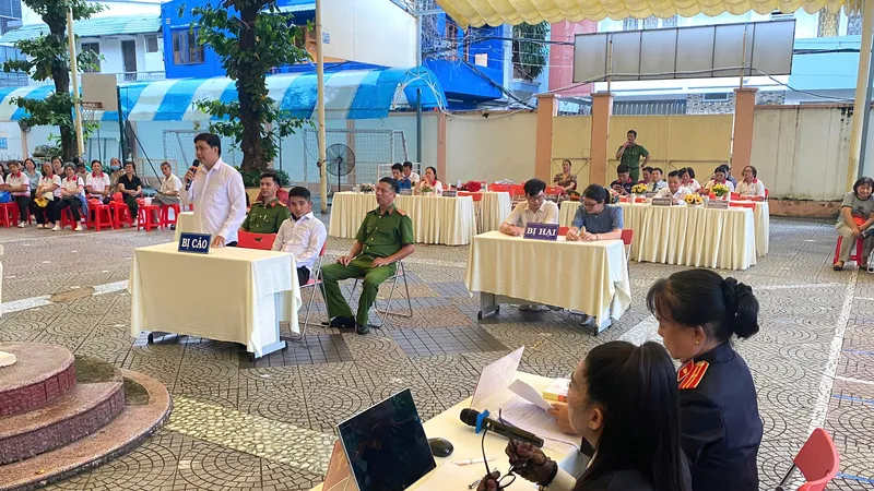 Phiên tòa giả định với kịch bản “Cố ý gây thương tích” tại Ngày Pháp luật Việt Nam ở phường Bàn Cờ