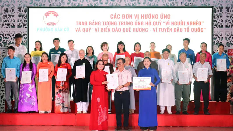 Các đơn vị trao ủng hộ Quỹ “Vì người nghèo” và Quỹ “Vì biển đảo quê hương - Vì tuyến đầu Tổ quốc” tại chương trình