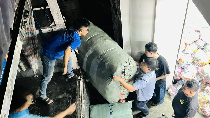 Hàng hóa được xếp lên xe để vận chuyển trong đêm ra Khánh Hòa