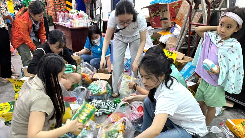 Người dân đóng gói hàng hoá gửi đến đồng bào bị ảnh hưởng nặng nề do thiên tai