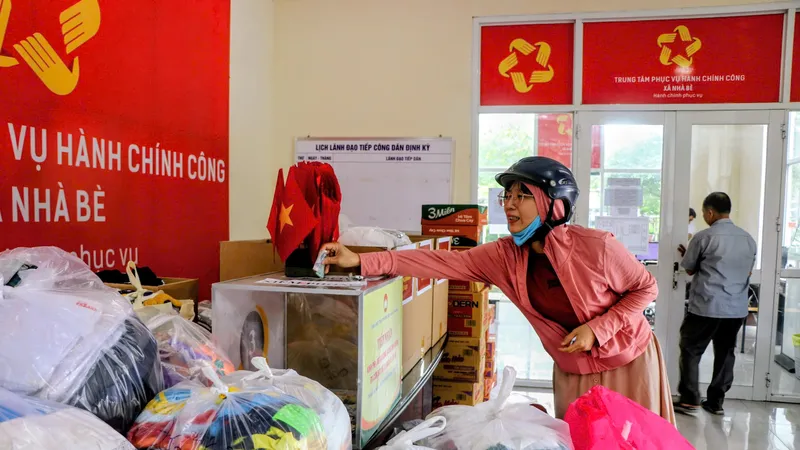 Người dân TPHCM đóng góp ủng hộ đồng bào vùng bão lũ