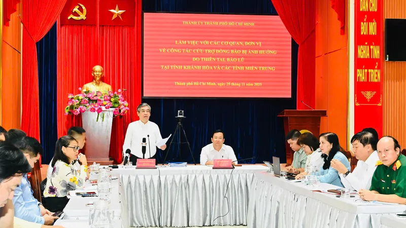 Đồng chí Nguyễn Phước Lộc, Phó Bí thư Thành ủy, Chủ tịch Ủy ban MTTQ Việt Nam TPHCM Chủ trì buổi họp ngày 25-11. Ảnh: VIỆT DŨNG