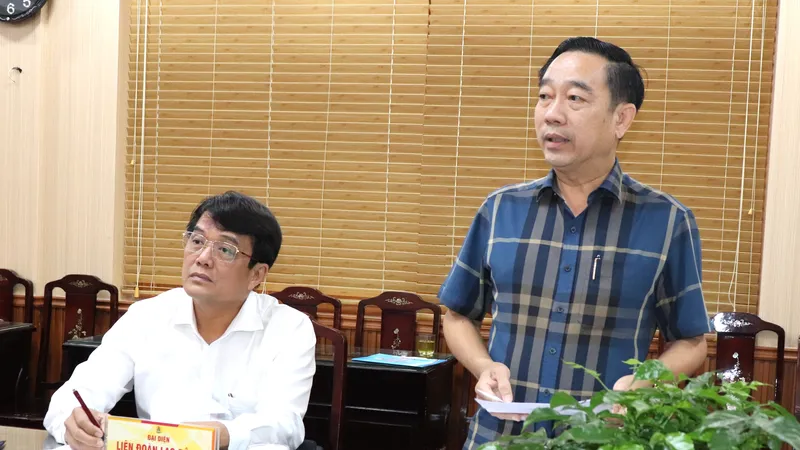 Lãnh đạo LĐLĐ TPHCM trao đổi tại buổi họp Hội đồng sơ tuyển Giải thưởng Tôn Đức Thắng năm 2025