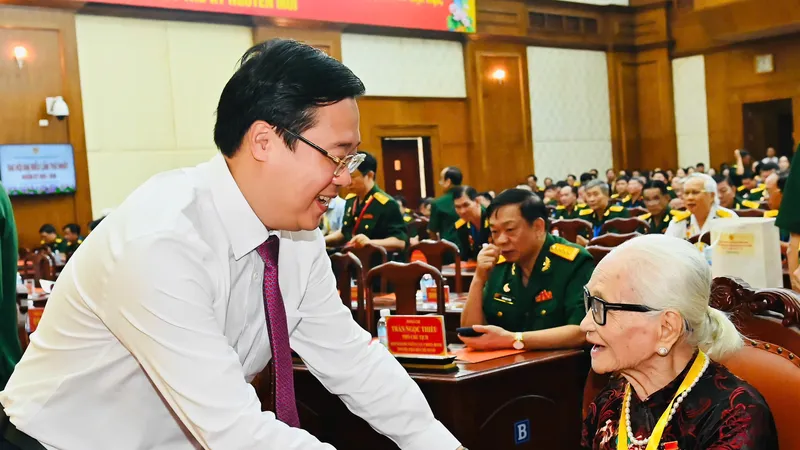 Phó Bí thư Thường trực Thành ủy TPHCM Lê Quốc Phong thăm hỏi Mẹ Việt Nam Anh Hùng. Ảnh VIỆT DŨNG