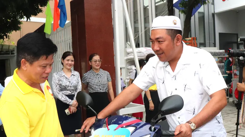 Ông Baro Hiem, ngụ đường Huỳnh Văn Bánh vui mừng nhận được chiếc xe gắn máy trong ngày ra mắt Điểm an sinh xã hội phường Phú Nhuận
