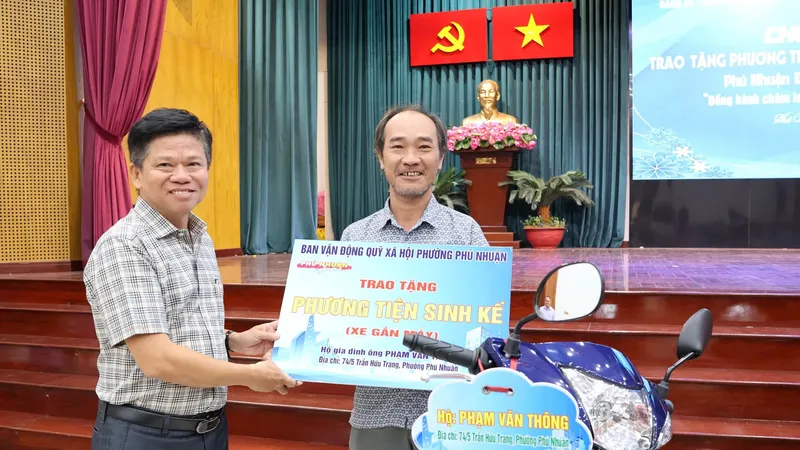 Chủ tịch Ủy ban MTTQ Việt Nam phường Phú Nhuận Đinh Gia Huỳnh trao phương tiện sinh kế đến người dân có hoàn cảnh khó khăn