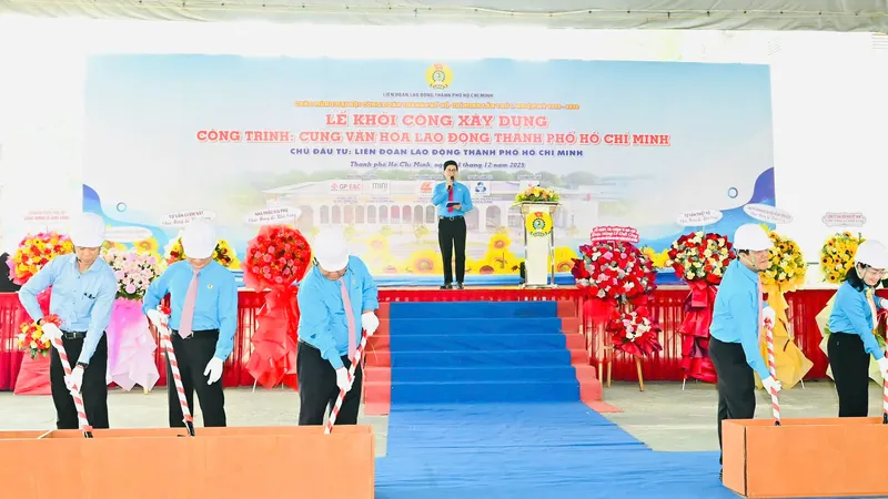 Các đại biểu thực hiện nghi thức khởi công công trình. Ảnh: VIỆT DŨNG