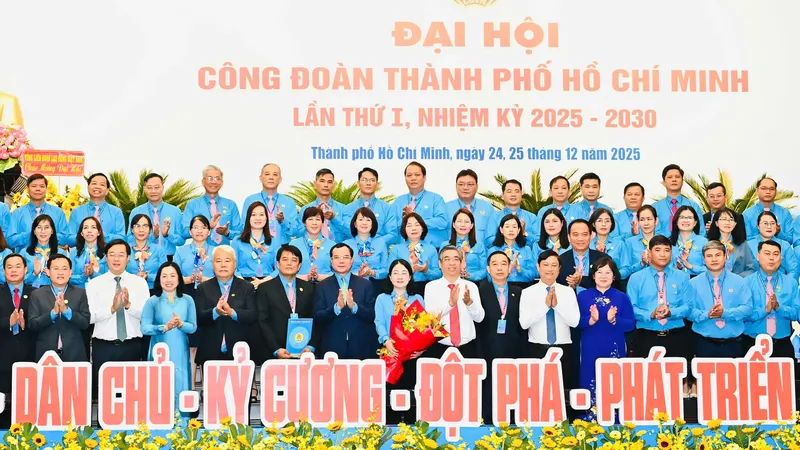 Lãnh đạo Tổng LĐLĐ Việt Nam và TPHCM chúc mừng Ban Chấp hành, Ban Thường vụ LĐLĐ TPHCM nhiệm kỳ mới. Ảnh VIỆT DŨNG
