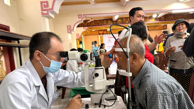 Người cao tuổi được khám mắt miễn phí tại chương trình