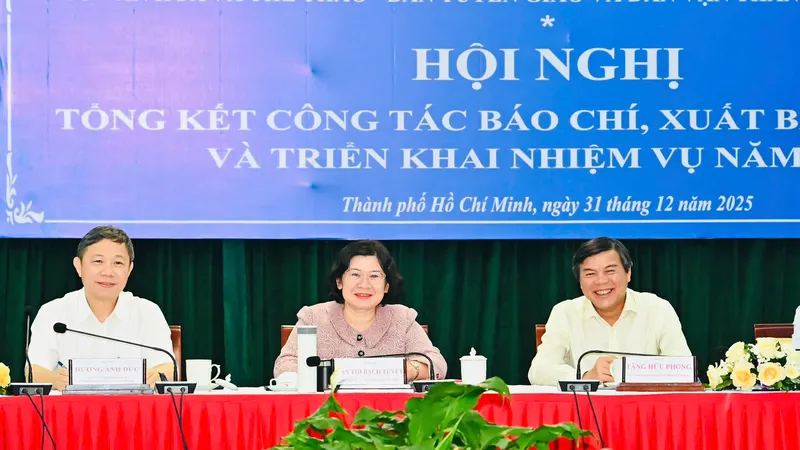 Các đồng chí chủ trì hội nghị tổng kết công tác báo chí, xuất bản năm 2025. Ảnh: VIỆT DŨNG