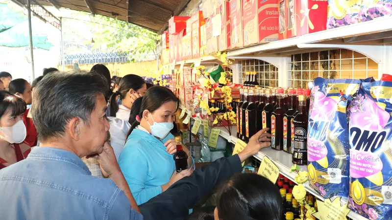 Người lao động mua sắm với giá giảm từ 10%-50% tại điểm phúc lợi đoàn viên