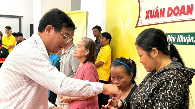 Trao quà tết đến người dân có hoàn cảnh khó khăn tại phường Phú Nhuận
