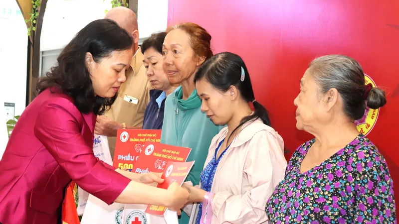 Trao phiếu mua hàng đến người dân tại chương trình "Chợ Tết nhân ái" 2026