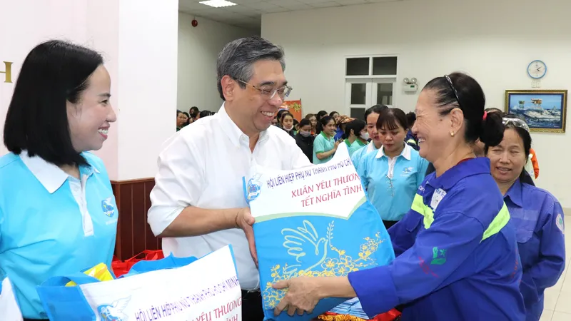 Đồng chí Nguyễn Phước Lộc trao quà tết đến nữ công nhân môi trường đô thị