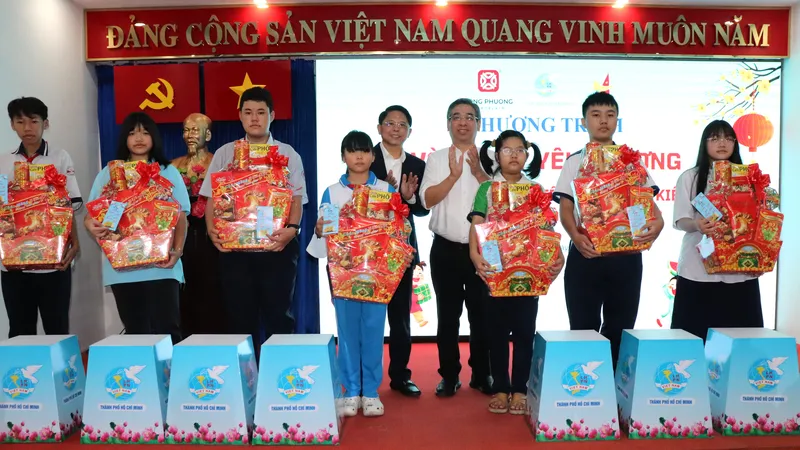 Đồng chí Nguyễn Phước Lộc trao quà và sổ tiết kiệm đến trẻ mồ côi do dịch Covid-19 