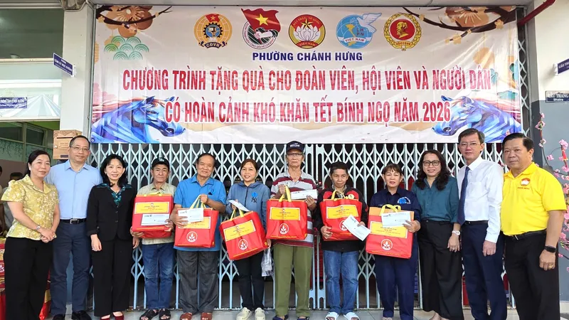 Niềm vui của người dân khó khăn tại phường Chánh Hưng khi nhận phần quà 
