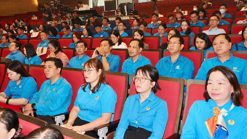 Trao bảng tượng trưng 350.000 phần quà và 18 mái ấm Công đoàn chăm lo Tết Bính Ngọ năm 2026. Ảnh: HOÀNG HÙNG