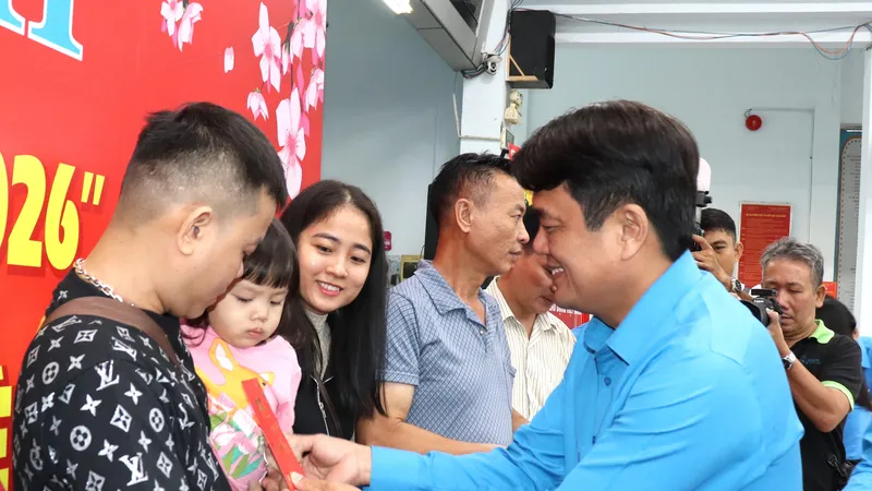 Chủ tịch LĐLĐ TPHCM Bùi Thanh Nhân trao tặng quà và lì xì đến gia đình công nhân tại lễ tiễn về quê đón tết trên "Chuyến tàu Công đoàn - Xuân 2026". Ảnh: THÁI PHƯƠNG