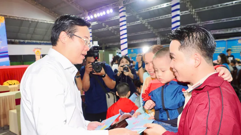 Phó Bí thư Thường trực Thành ủy TPHCM Lê Quốc Phong tặng quà, tiễn người lao động về quê đón tết cùng gia đình. Ảnh: HOÀNG HÙNG