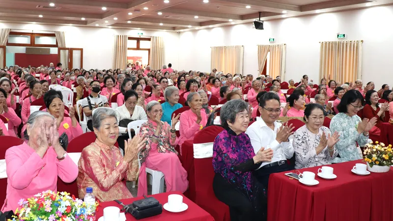 Các nữ cựu tù chính trị - tù binh TPHCM trong ngày họp mặt mừng xuân. Ảnh: THÁI PHƯƠNG