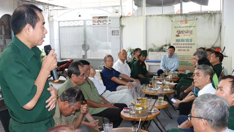 Các cử tri là cựu chiến binh phường Bình Thạnh trao đổi ý kiến tại buổi mạn đàm sáng 28-2