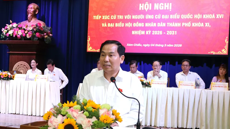 Ông Lê Quang Mạnh, Ủy viên Trung ương Đảng, Tổng Thư ký Quốc hội - Chủ nhiệm Văn phòng Quốc hội tại buổi tiếp xúc cử tri phường Xóm Chiếu. Ảnh: THÁI PHƯƠNG