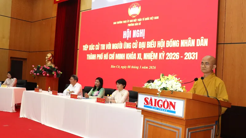 Những người ứng cử ĐB HĐND TPHCM tiếp xúc cử tri phường Bàn Cờ sáng 8-3. Ảnh: THÁI PHƯƠNG