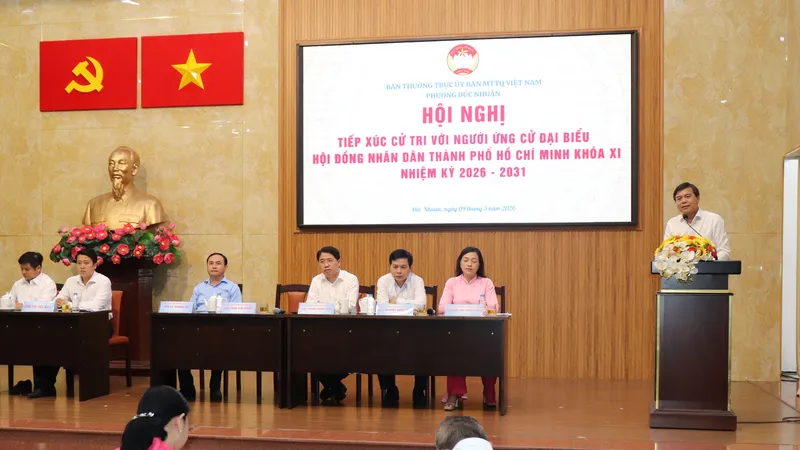 Người ứng cử ĐB HĐND TPHCM - đơn vị bầu cử số 16 tiếp xúc cử tri phường Đức Nhuận, chiều 9-3. Ảnh: THÁI PHƯƠNG
