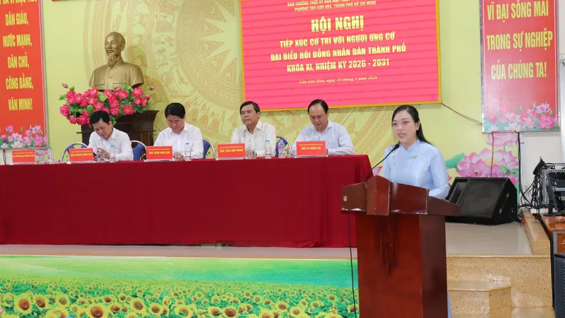 Ứng cử viên ĐB HĐND TPHCM tiếp xúc cử tri phường Tân Sơn Hòa chiều 10-3. Ảnh: THÁI PHƯƠNG
