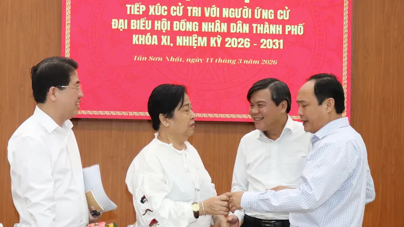 Những người ứng cử ĐB HĐND TPHCM tiếp xúc cử tri phường Tân Sơn Nhất. Ảnh: THÁI PHƯƠNG