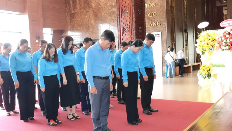 Đoàn cán bộ Công đoàn TPHCM dành phút mặc niệm tưởng nhớ Chủ tịch Tôn Đức Thắng. Ảnh: THÁI PHƯƠNG