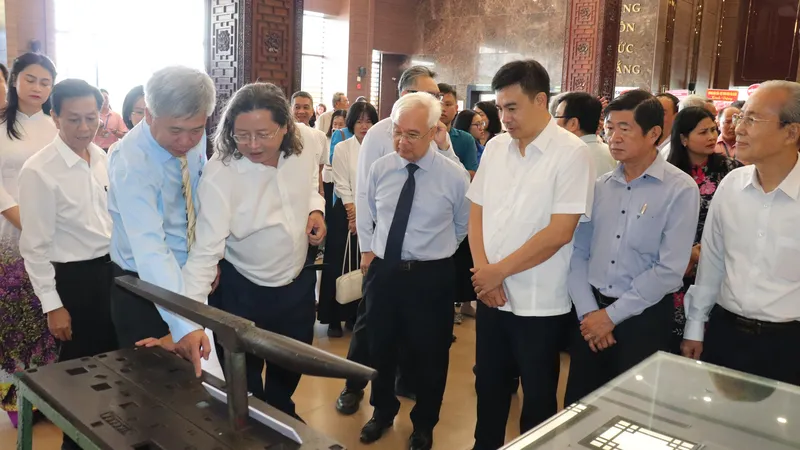 Đại biểu tham quan trưng bày chuyên đề “Tiếp bước người thợ Tôn Đức Thắng”. Ảnh: THÁI PHƯƠNG