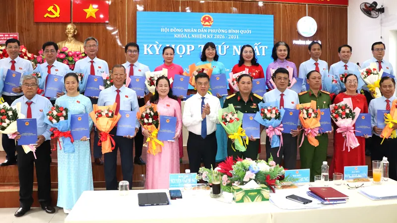 Phó Chủ tịch HĐND TPHCM Nguyễn Văn Dũng trao giấy chứng nhận đến các đại biểu HĐND phường Bình Quới. Ảnh: THÁI PHƯƠNG