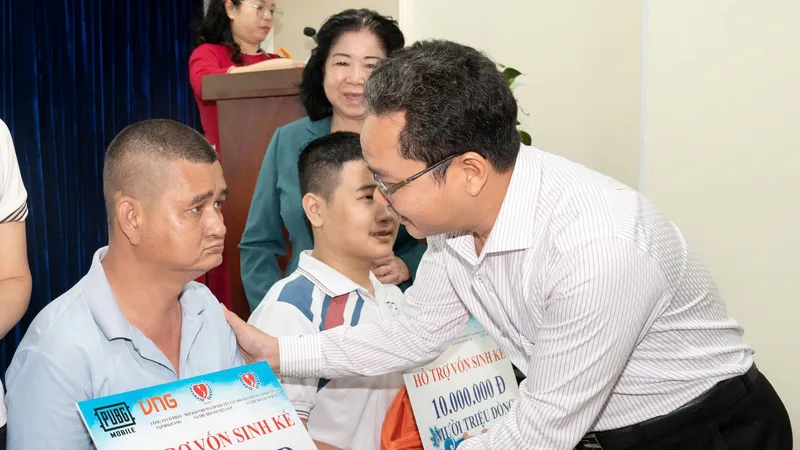 Phó Chủ tịch Ủy ban MTTQ Việt Nam TPHCM Phạm Minh Tuấn trao hỗ trợ sinh kế đến người khuyết tật khó khăn. Ảnh: QUỐC THANH