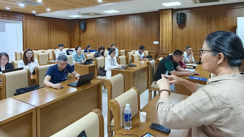 Các nhà báo tham gia lớp học “Sáng tạo nội dung đa nền tảng trong bối cảnh báo chí chuyển đổi số”, sáng 15-4. Ảnh: QUANG HUY